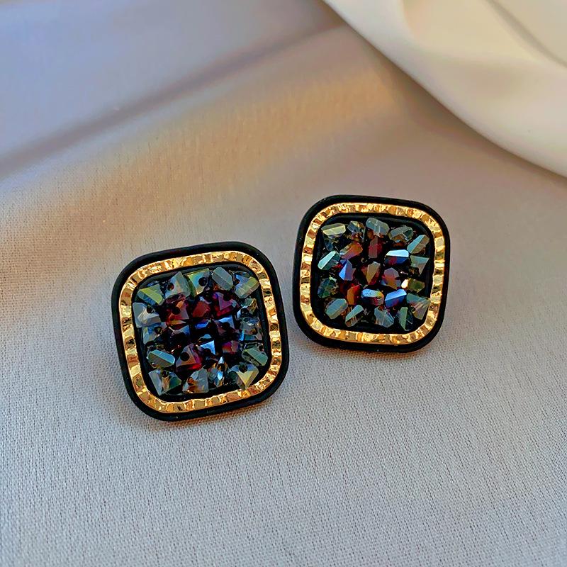 Geometrische Plissee-Ohrringe mit Glasperlen der Black Series: Elegante silberne Ohrstecker mit einem luxuriösen und vielseitigen Design.