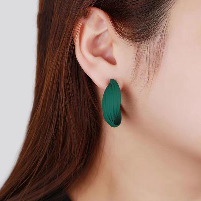 

Модные серьги с преувеличенными серьгами. Высококачественные темпераментные зеленые круглые серьги.