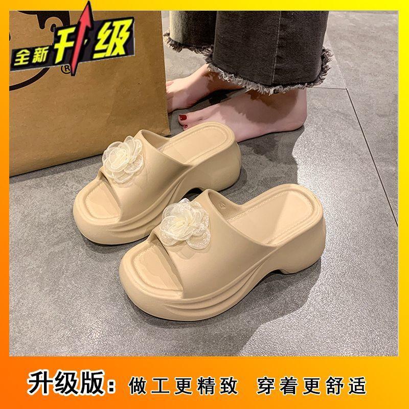 

Летняя обувь 2025 года, модные женские пляжные шлепанцы на толстой высокой подошве, с цветочным декором, в зарубежном стиле, шлепанцы с перемычкой. 40-41