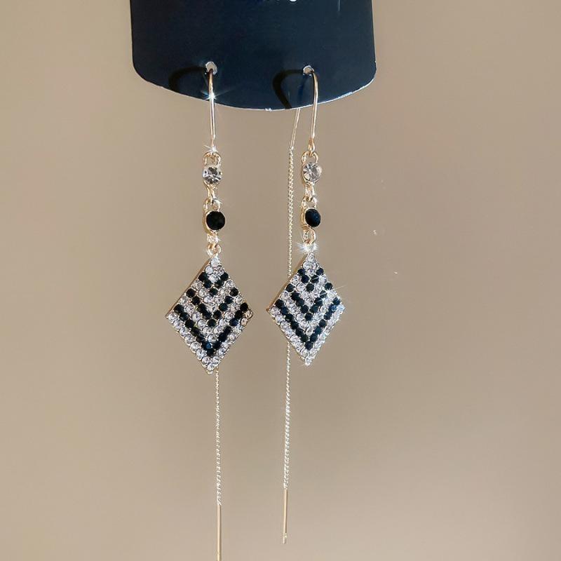 

Diamond-encrusted geometric rhombus ear buckle retro personality unique earrings niche high-end light luxury earrings women
