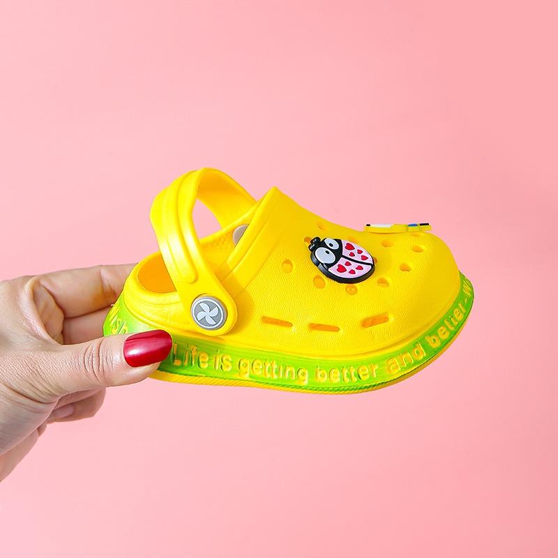 Children's Summer Slippers, Closed-Toe Cartoon Hole Sandals, Anti-Slip Indoor Home Shoes for Infants and Toddlers, Soft-Soled Sandals.