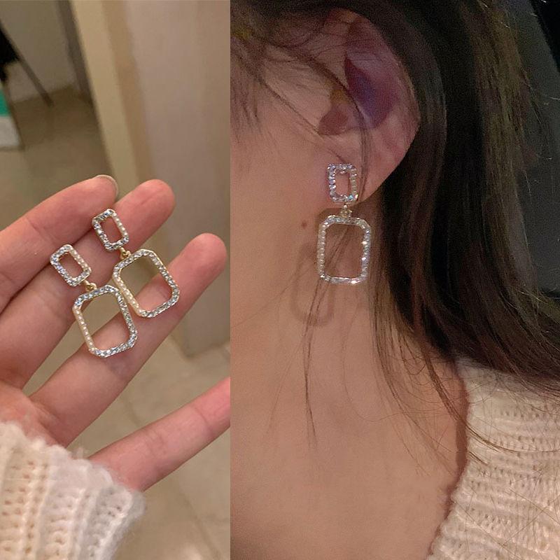 

Strong crack recommendation~ Super delicate earrings women s ins earrings niche design sense high-end versatile stud earrings new models