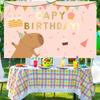 Uno sfondo carino per il compleanno con una capibara dei cartoni animati e gelato con scritto "Buon Compleanno!" Invia un testo per festeggiare un compleanno adatto alle ragazze