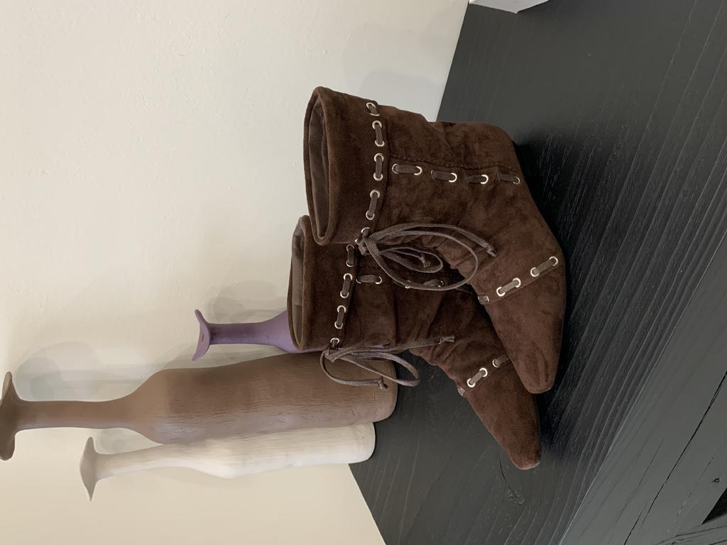 Gefaltete spitze Kurzstiefel Damen flache Sohle Riemen 2025 Herbst neu retro Nische Maillard Western-Cowboystiefel