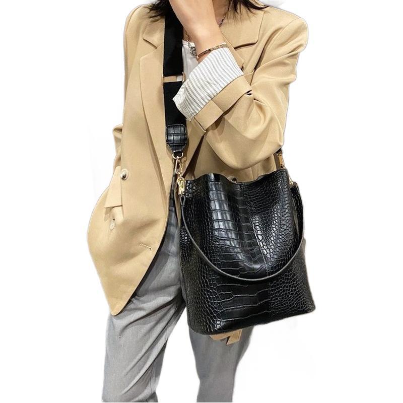 Fashion temperament big bag women's 2025 new crocodile pattern bucket bag women's large-capacity high-end shoulder messenger bag