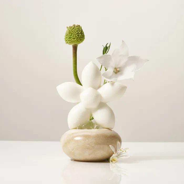 Donggubat White Bloom Perfume Bar Set (2 Perfume Bars, Silver Petal Soap Dish, Gift Package)
