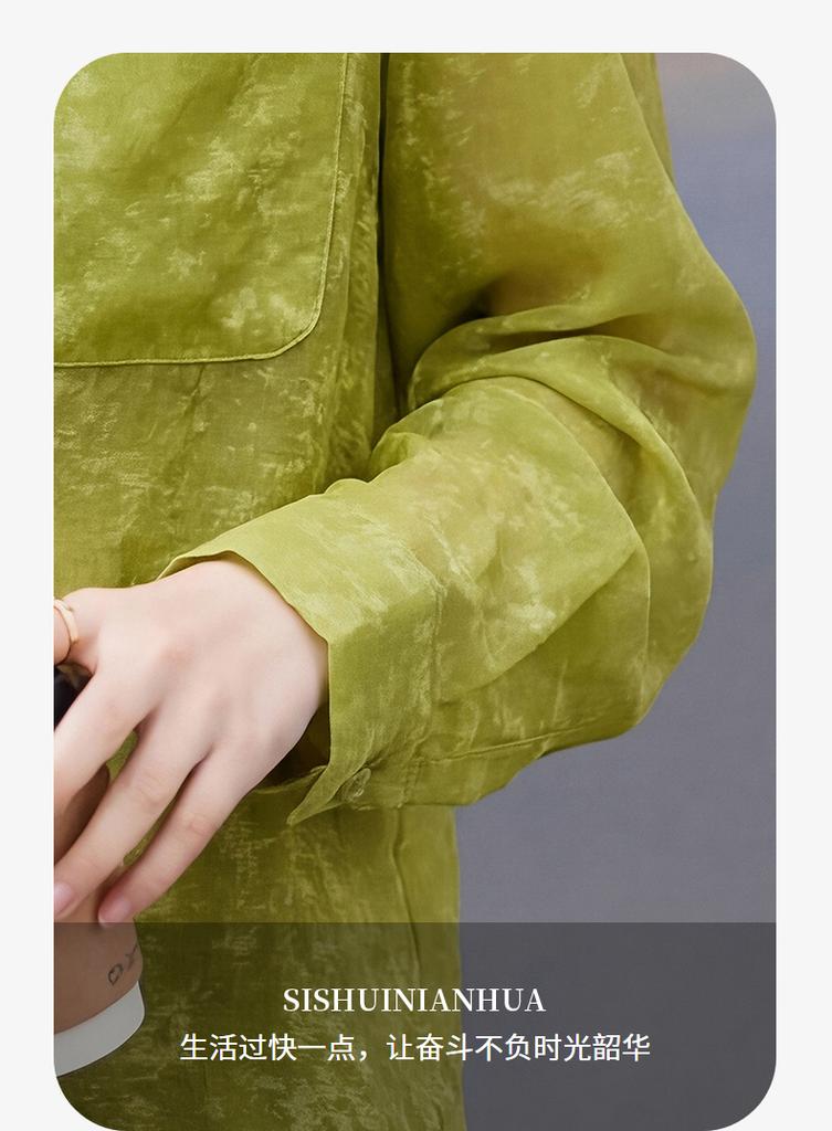 Loose shirts in early spring and summer, with a sense of luxury and a beautiful look. Wearing a trendy top