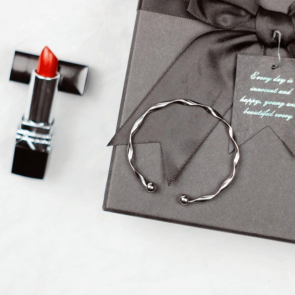 

Moebius Bracelet: Women s Chic, Niche-Designed Simple Fashion Bangle