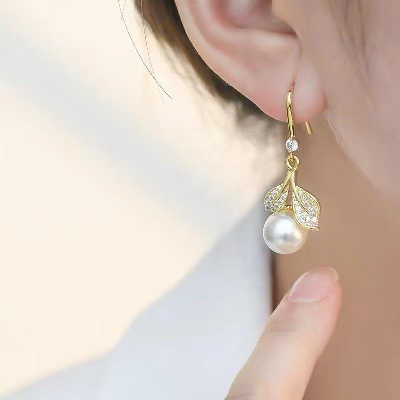 Korean Pearl & Rhinestone Leaf Earrings: Luxury Versatile Ear Hooks for Women