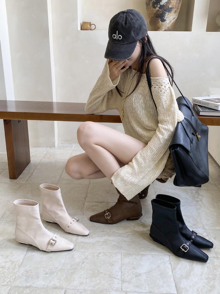 2025 Autumn and Winter New Pointed Thick Heel Short with Thin Temperament French Fashion Sexy Beauty Female Internet Celebrity Short Boots