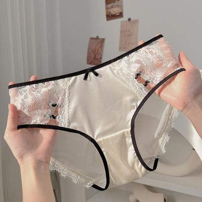 Îmbrăcăminte erotică pentru femei – Chiloței erotici