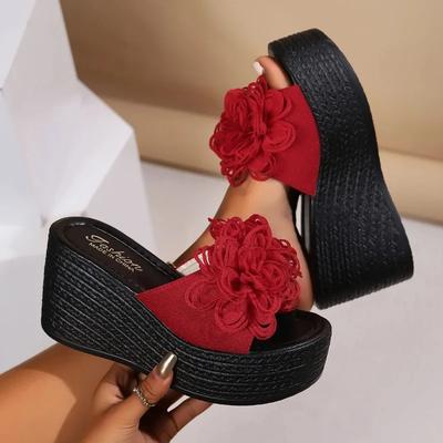 Chaussons compensés pour femmes 2024 Nouvelles sandales de plage à plateforme d'été Pantoufles à fleurs à la mode Chaussons à talons hauts pour femmes Diapositives à tête ronde