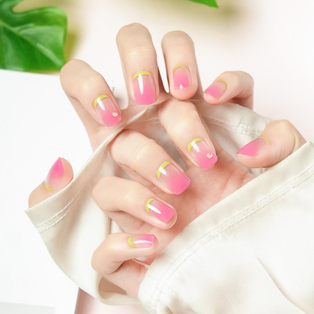 24 Finished Nail Pieces Wear Nail Pieces High-end Summer Fake Nails French Smudge Short Ladder Short Square