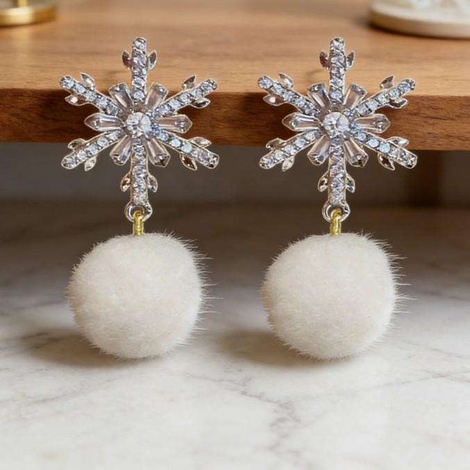 Super flash New Year's snowflake plush stud earrings design advanced sense exquisite temperament sweet earrings earrings