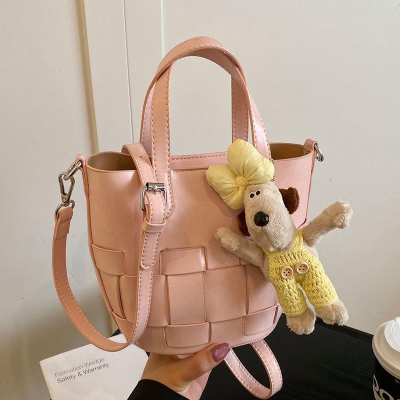 Spring and summer casual simple small fresh personalized woven design sense portable bucket bag fashionable versatile commuter messenger bag
