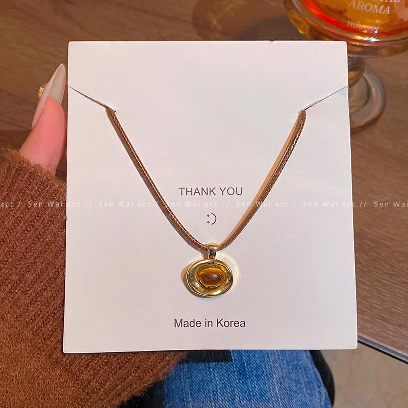 Осень и зима Маillard тигровый глаз камень кулон ожерелье женское 2026 вытягивающаяся кожаная веревка многослойная цепочка для свитера