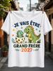 Französische Schwangerschaftsankündigung Ich werde großer Bruder 2027 Mit fröhlichen grünen Dinosauriern und Ching-Ei Unisex Alle T-Shirts