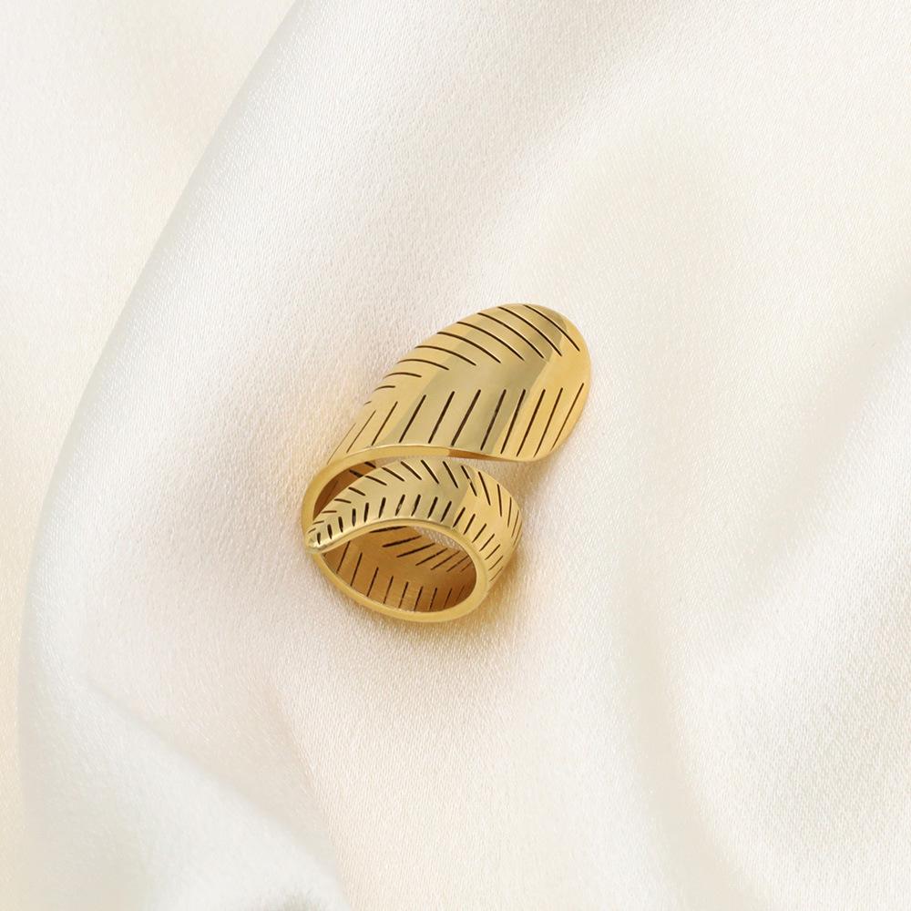 French Light Luxury Hollow Leaf Winding Titanium Steel Ring High-End Niche 18K Jewelry