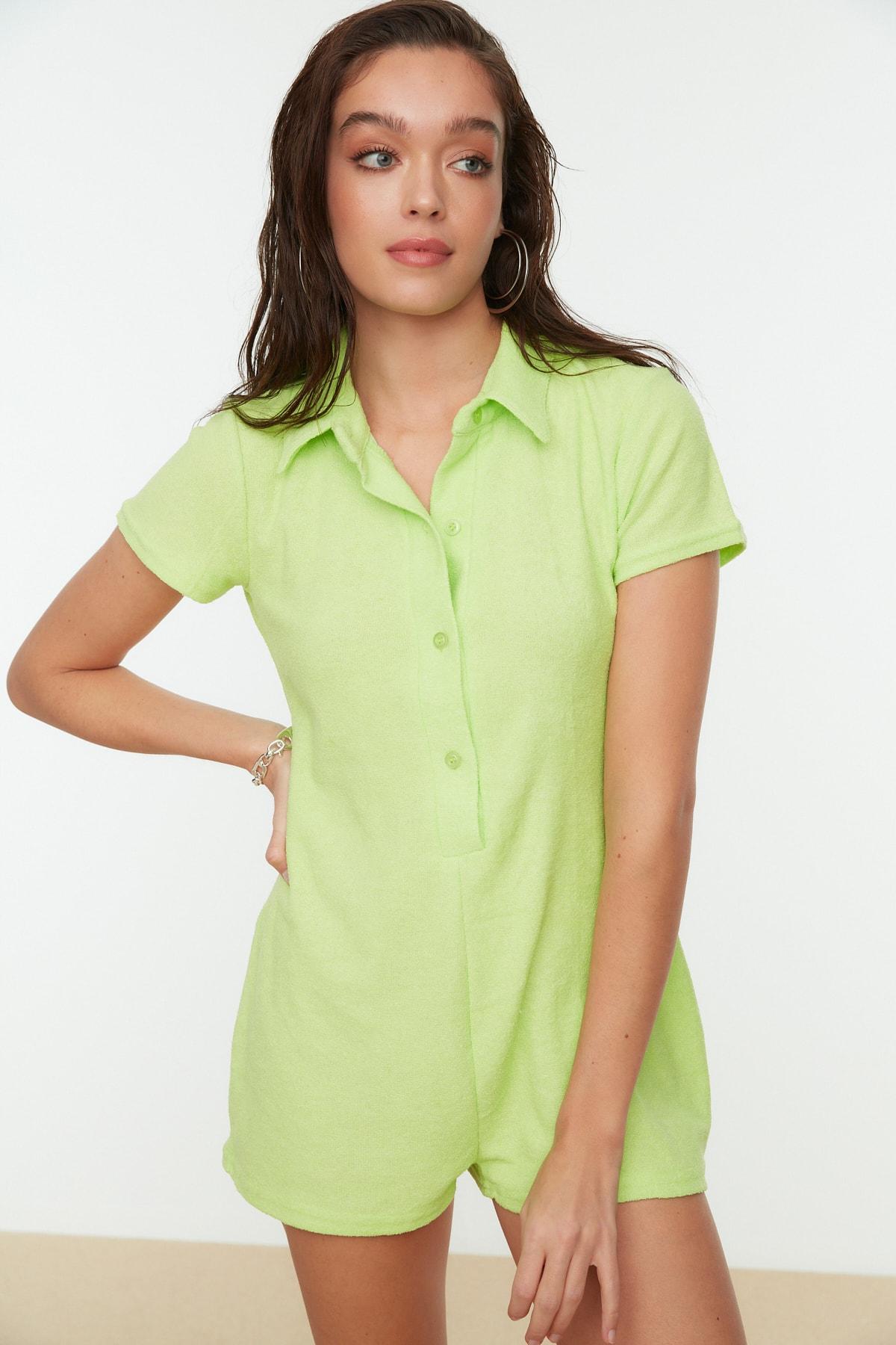 

Зеленый комбинезон с деталями