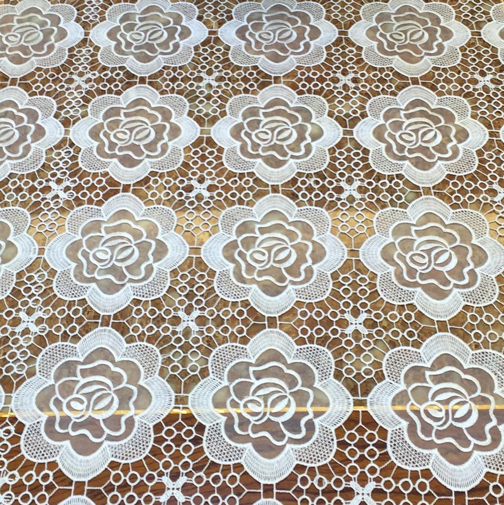 Pusty obrus koronkowy szydełkowy salon tkanina rzemieślnicza dekoracja stolik do herbaty lada TV obrus