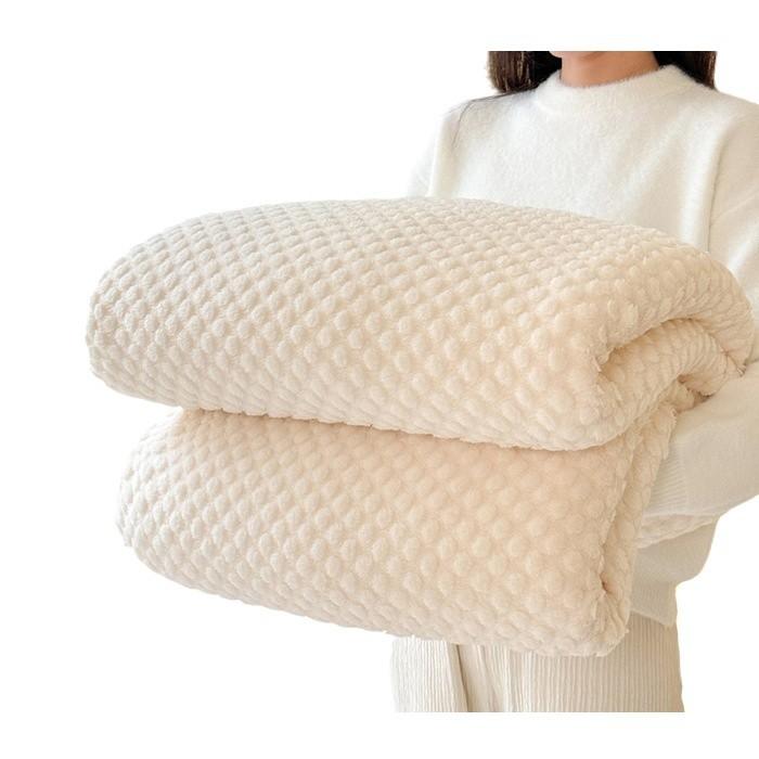 Single Layer Solid Color Polyester Flannel Massage Feeling Blanket for Sofa in Spring and Autumn