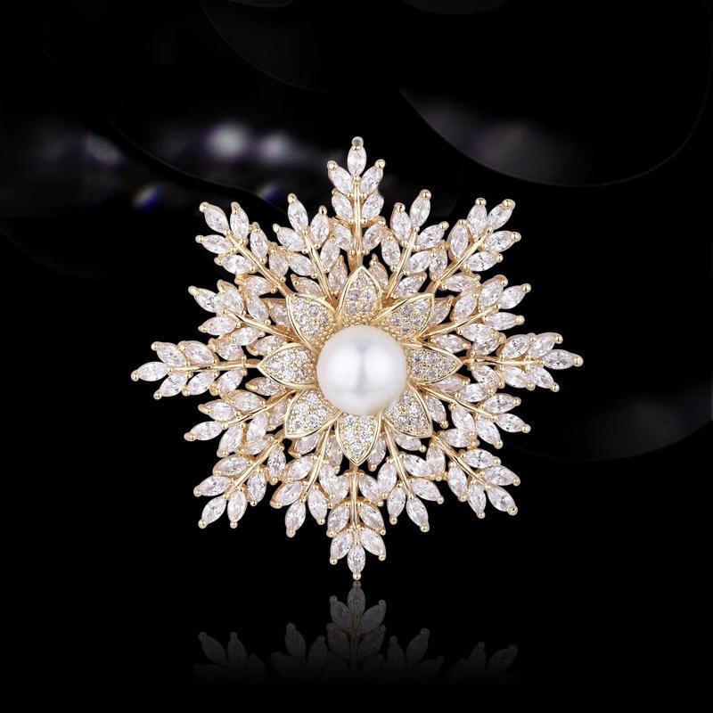 Brilliant Snowflake, High-end Femininity, Versatile and Light Luxury Brooch
