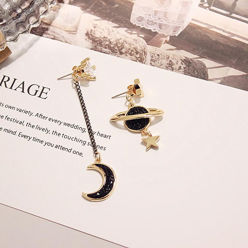 Damen Asymmetrische Ohrringe mit Schwarzem Stern und Mond, mit einem Neuen Modischen und Charmanten Design, Ein Party Blickfang und Niedliches Anhänger Schmuck Geschenk.