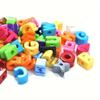 36 Stück Lebendige Farben Perlen - Acryl Alphabet & Zahlen Auffädelperlen mit Löchern, 26 Buchstaben & 10 Zahlen für Schlüsselanhänger & Handyketten