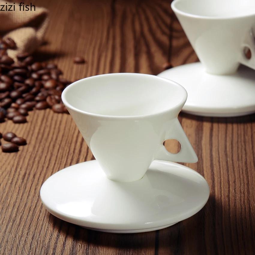 Zestaw filiżanki i spodka do włoskiego espresso 60 ml Unikalny kreatywny zestaw ceramicznych filiżanek do kawy dla pary Domowe białe filiżanki do herbaty Zestaw filiżanki i spodka Naczynia do kawy