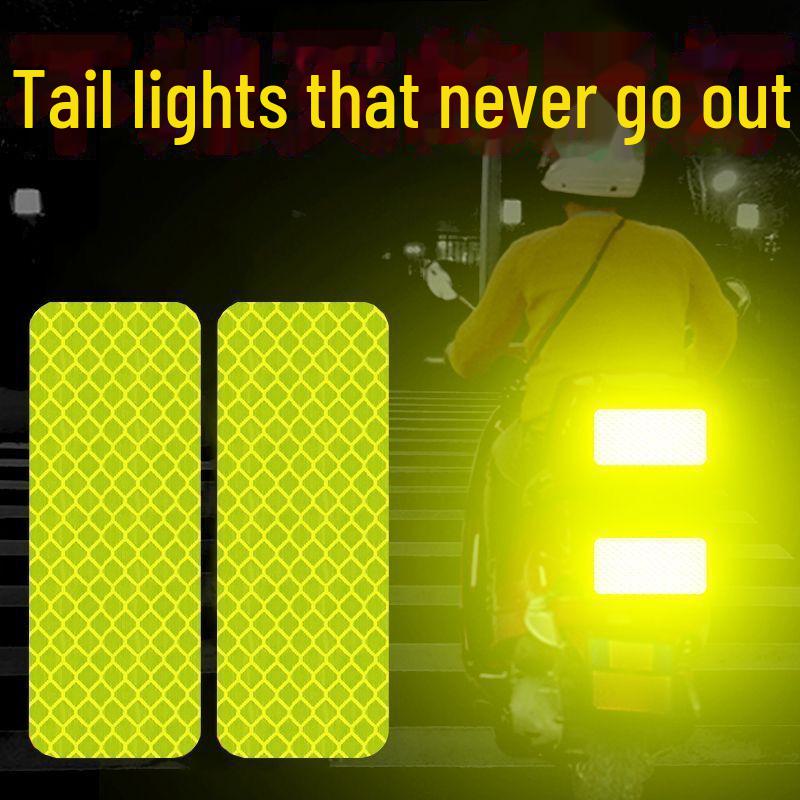 Adesivi riflettenti per auto, moto, veicoli elettrici, biciclette, caschi e altro ancora. Rendi speciale la tua moto con questi eleganti adesivi!