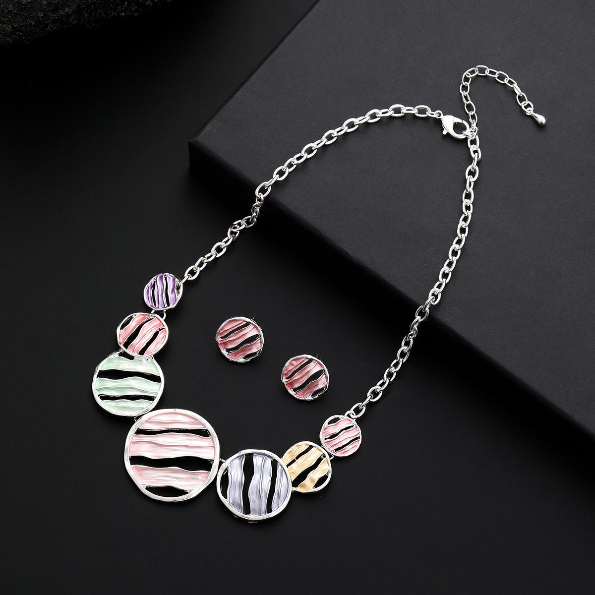 

Новый красочный круглый набор колье и серег-гвоздиков с нерегулярными полосками, модный универсальный женский ювелирный набор