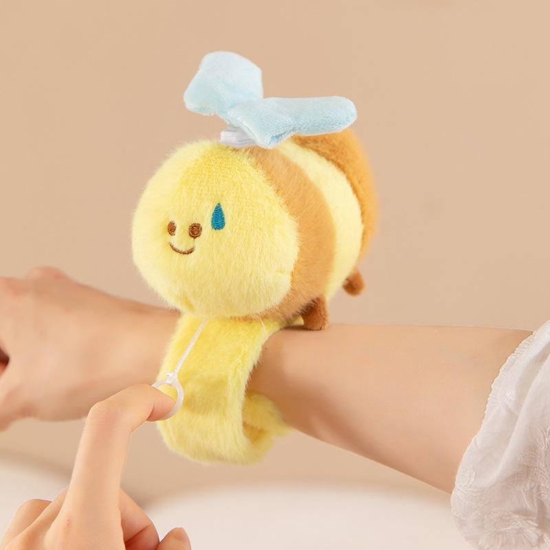 

Pull-wire-rotable Tail Kapibala Pants Capybara Doll Bracelet Doll Plush Toy 20cm (0.1kg)