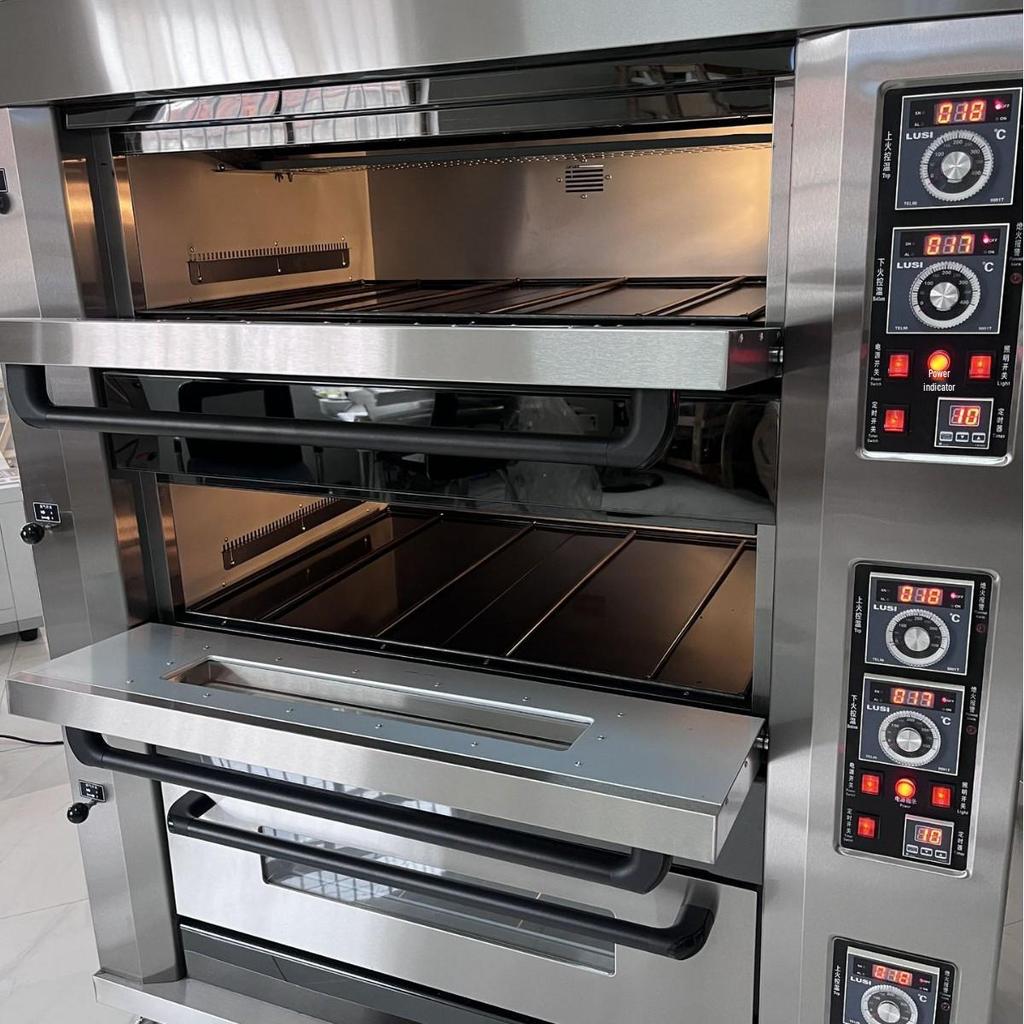 Large Commercial Gas Oven with Multiple Trays for Baking Bread