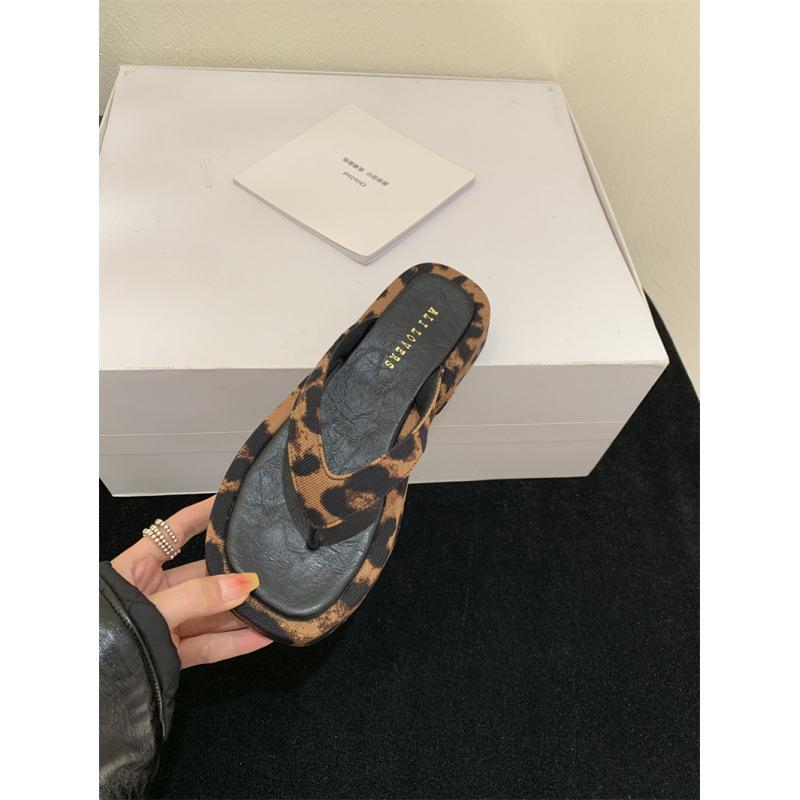Version coréenne de chaussures de plage à plateforme décontractées à imprimé léopard pour femmes 2025 printemps et été nouveau confortables et antidérapantes à porter en extérieur tongs d'orteil