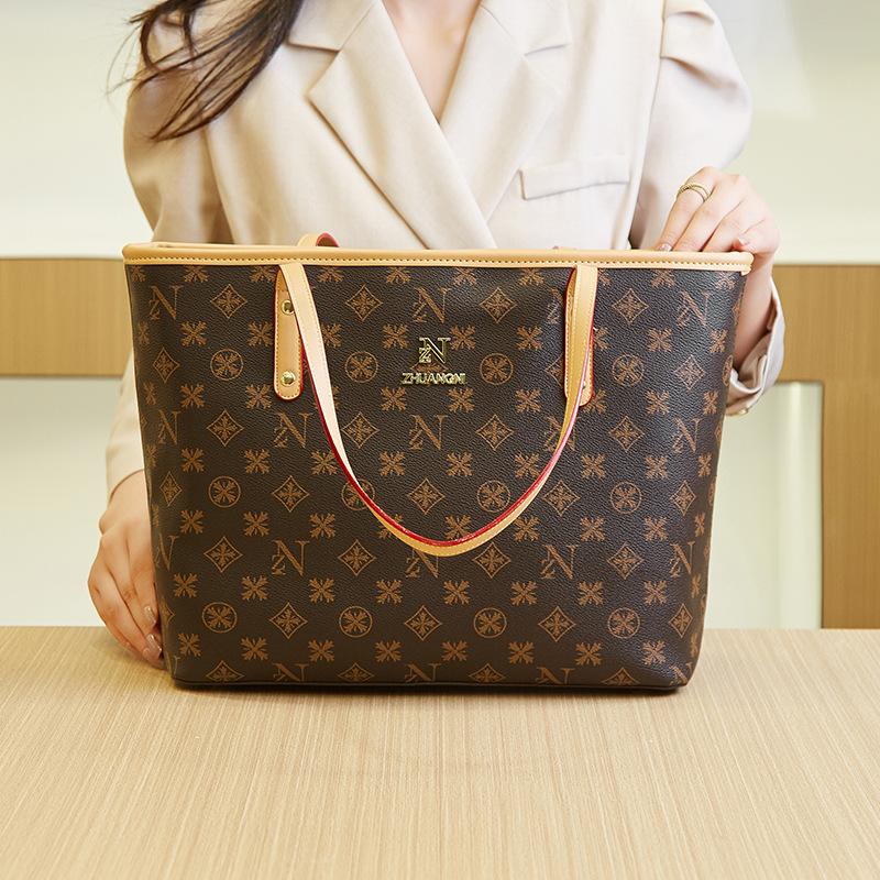 

Зимняя новая женская сумка модная с принтом букв сумка-подмышка контрастного цвета женская сумка-тоут большой вместимости сумка через плечо коричневый