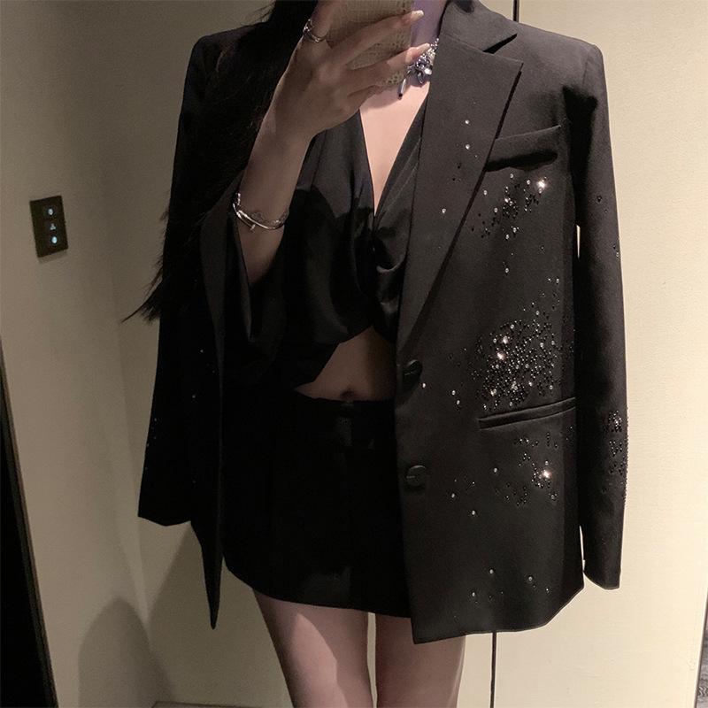 Dámské sako na galavečer s třpytivými výřezy, vycpanými rameny a lemováním.