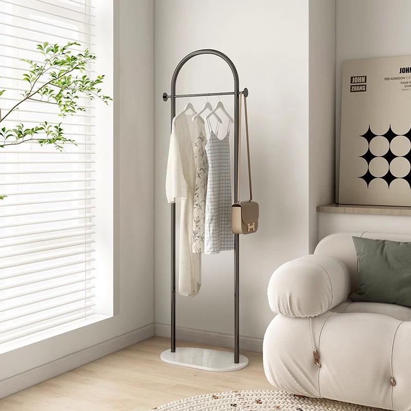 Elegant Utrymmesbesparande Golvställ för Kläder & Rockar med Förvaringshyllor