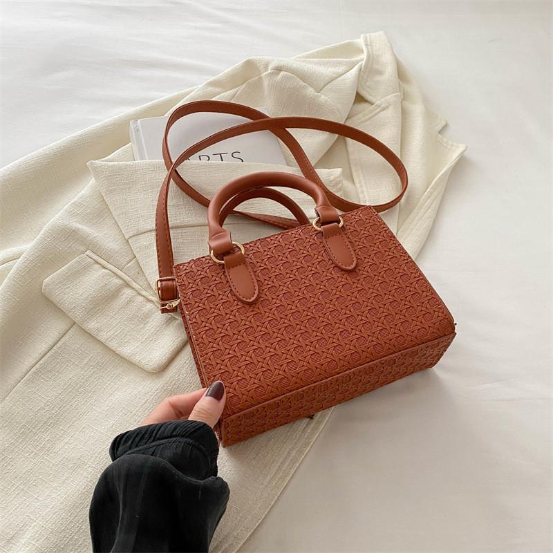 Stylish Retro Large Capacity Woven Shoulder Bag For Women With Zipper Closure