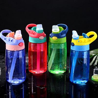 Cartoon-Trinkbecher mit Strohhalm und Riemen für Kinder und Studenten – Pop-Design Bounce Cover