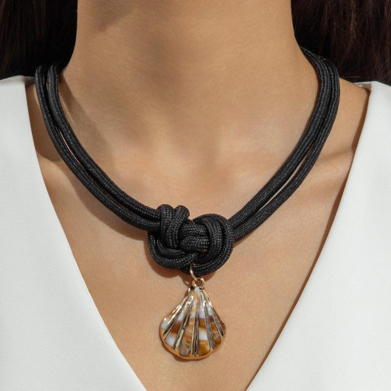 

Accessories, knotted leaves, starfish scallops, exaggerated necklaces, simple drawstring pendant necklaces