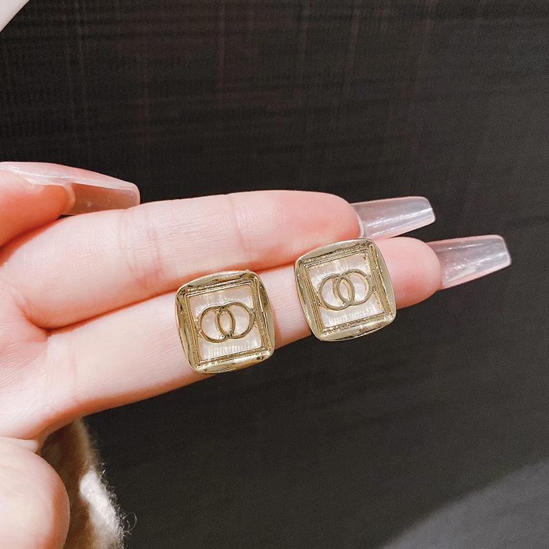 Stylish and simple square high-end stud earrings, women's geometric versatile temperament earrings, elegant and atmospheric earrings.