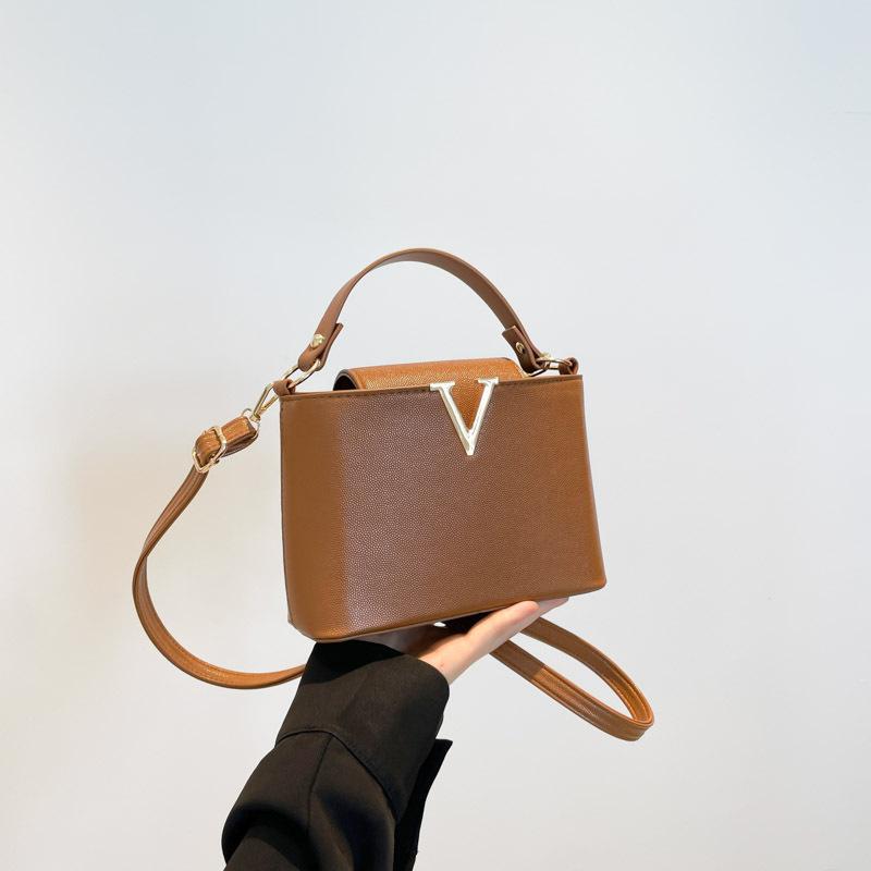 Fashion and high-end summer new light luxury texture niche versatile shoulder messenger handbag