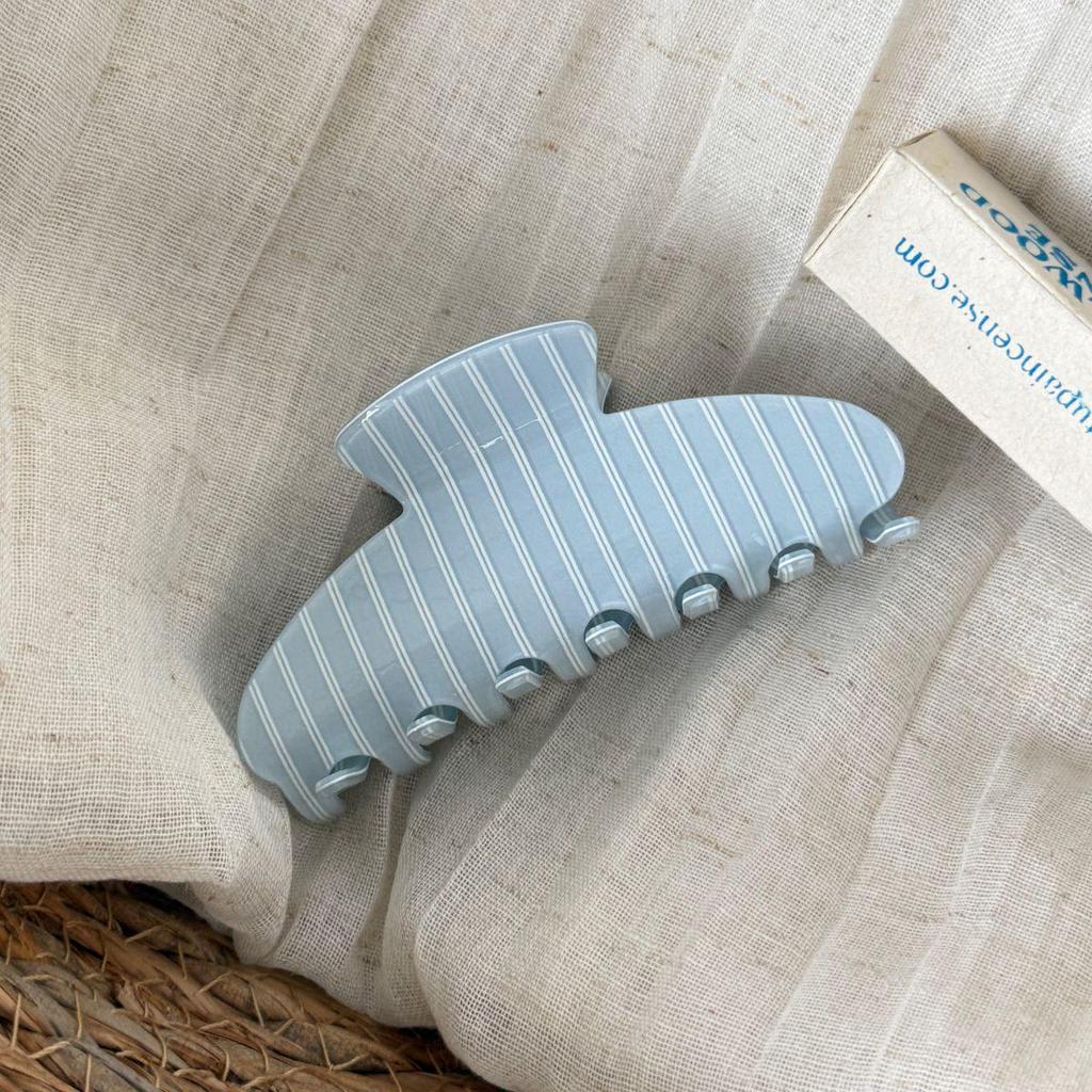 Elegant Summer Striped Hair Claw Clip for Women - Large, Lazy Style Hair Accessory