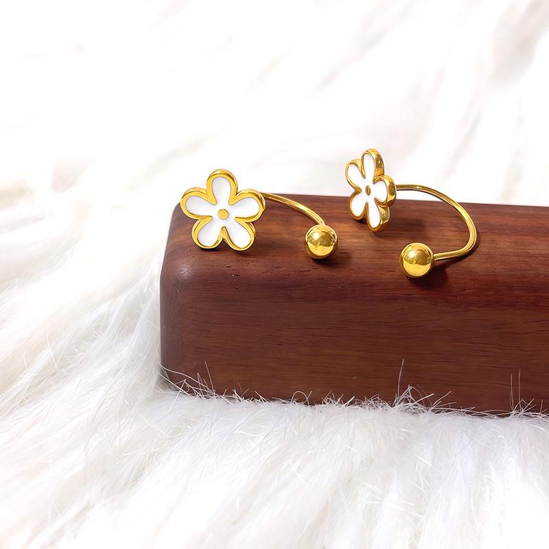 Elegant U-Shaped Black Titanium Four-Leaf Clover Flower Stud Earrings for Women