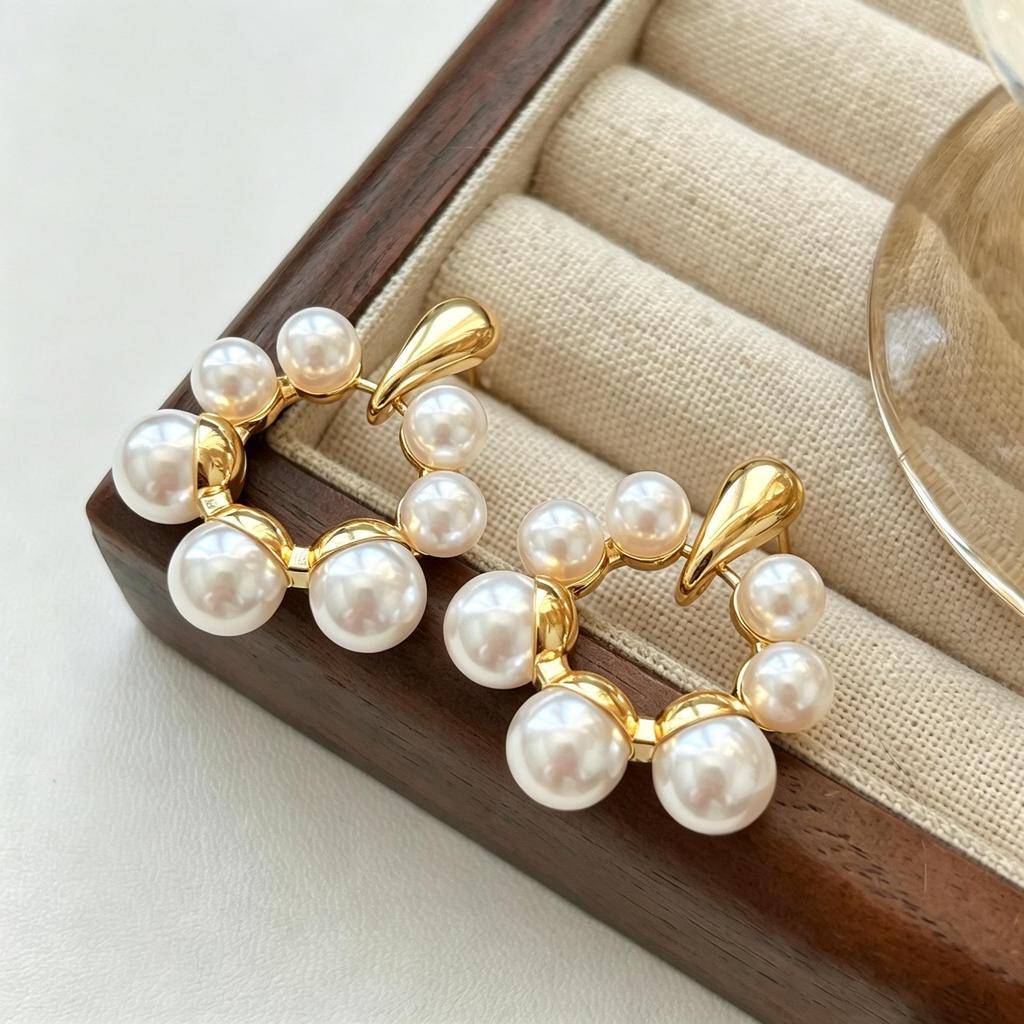 Gold Geometric French Retro Pearl Earrings: Fashionable, Versatile, and Luxurious for Women