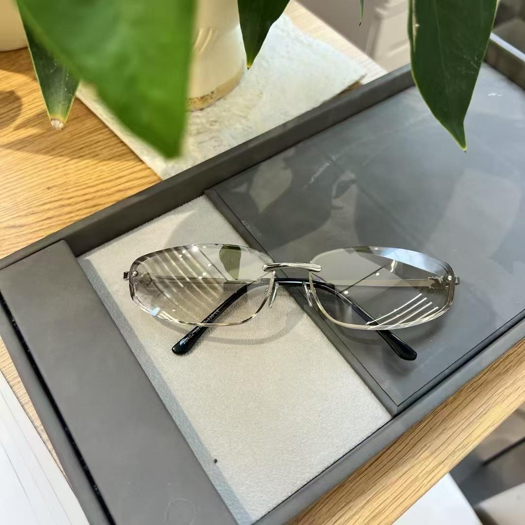 

New Fashion Women Sunglasses Light Colored UV400 Protection Spring Silver Spicy Girls Sun Glasses