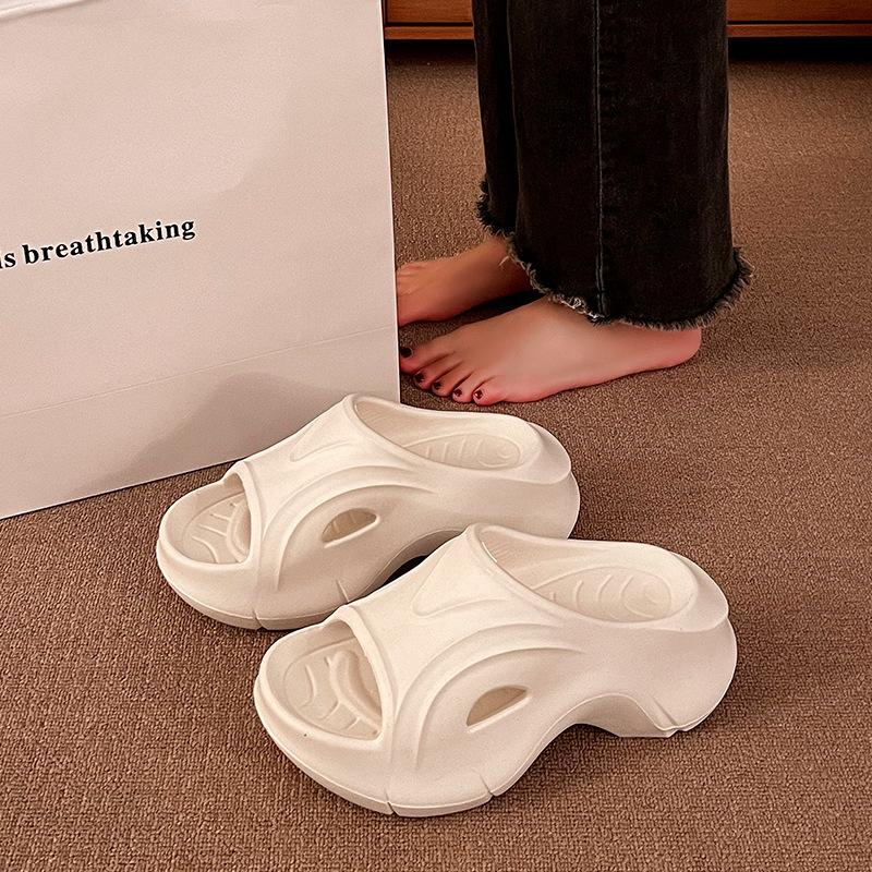 Stepping on shit feels thick-bottomed heightening cool slippers for women's summer wear 2025 new seaside beach fashion casual one-word slippers