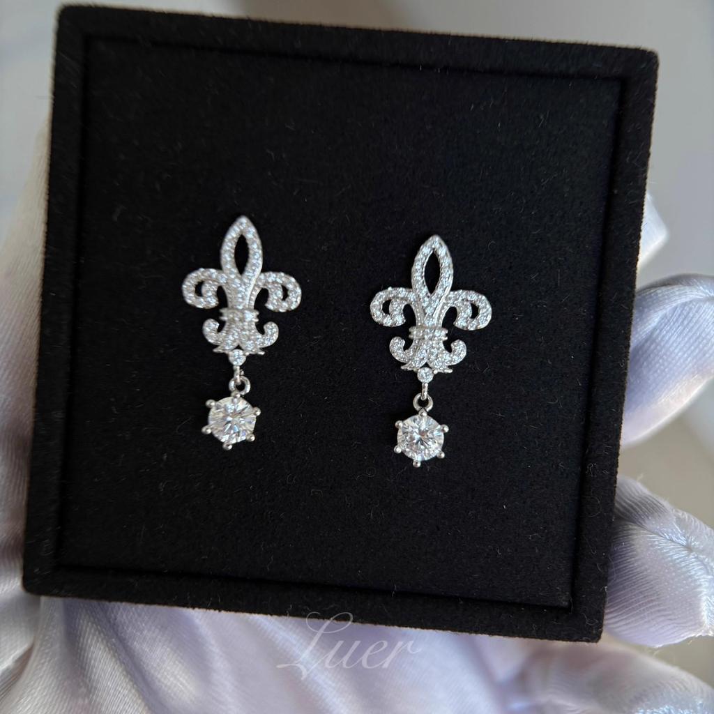 925 Sterling Silver Iris Flower Pendant and Stud Earrings with Sparkling Diamonds - Elegant Light Luxury Design