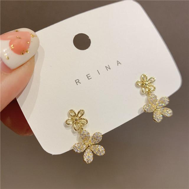 

Корейский дизайн модные ювелирные изделия 14-каратное золотое покрытие изысканные серьги с полым цветком из циркония класса ААА элегантные женские свадебные аксессуары белый