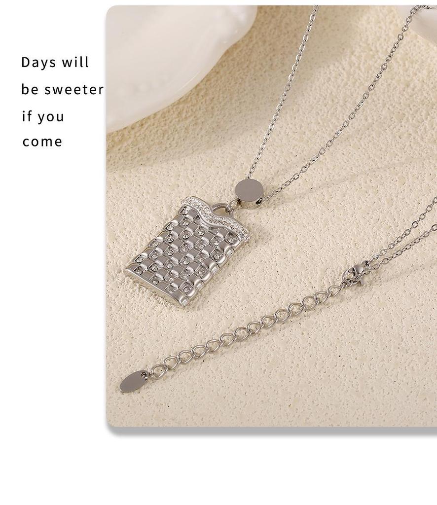 Minimalist Rectangular Plaid Pendant Necklace: Diamond-Studded Clavicle Chain In 18K Gold-Plated Titanium Steel.